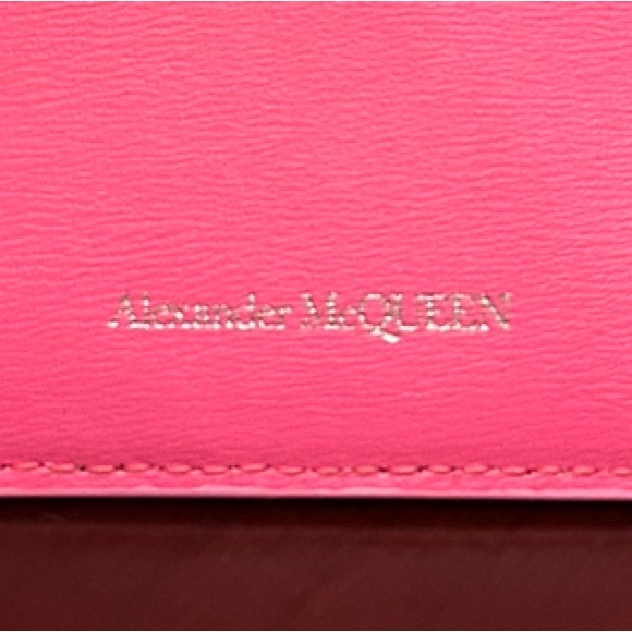 ALEXANDER MCQUEEN Skull Card Holder in Pink Leather with Silver Hardware - Picture 4 of 6
